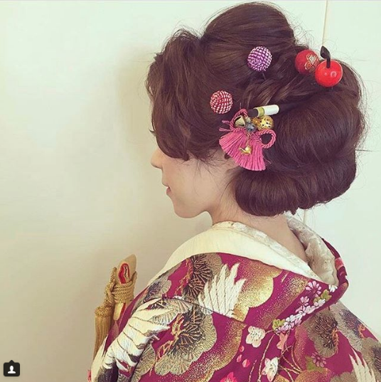 日本髪風にアレンジしたボリュームのある古典ヘアにはかんざしがぴったり。